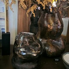 Тёмные вазы с блестящей глазурью