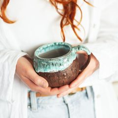 Пиала с бирюзовой глазурью в руках