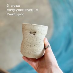 Стакан для кофейни в руке